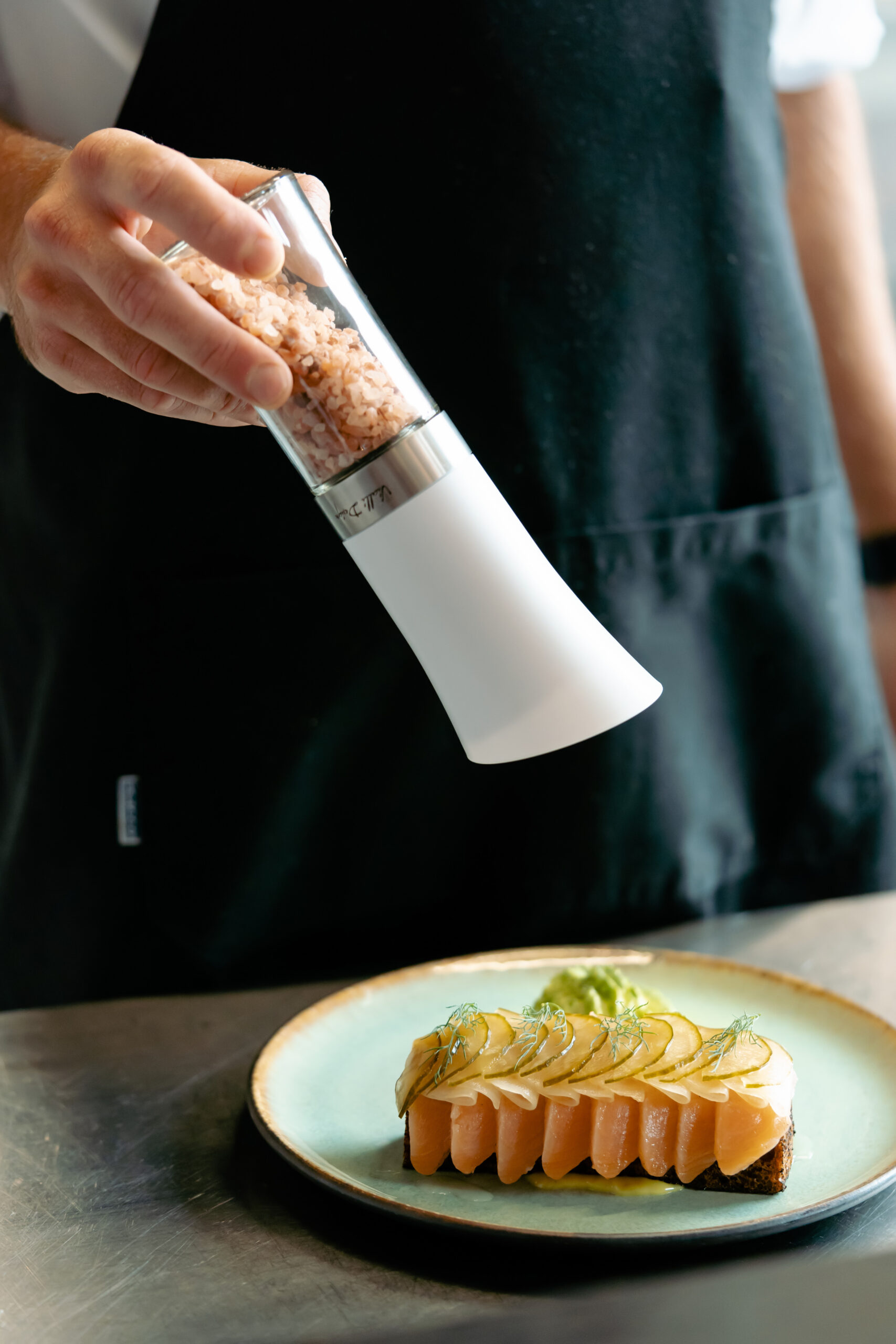 Grawitacyjny młynek do soli i pieprzu elektryczny biały LIVIO 8852 - Image 5