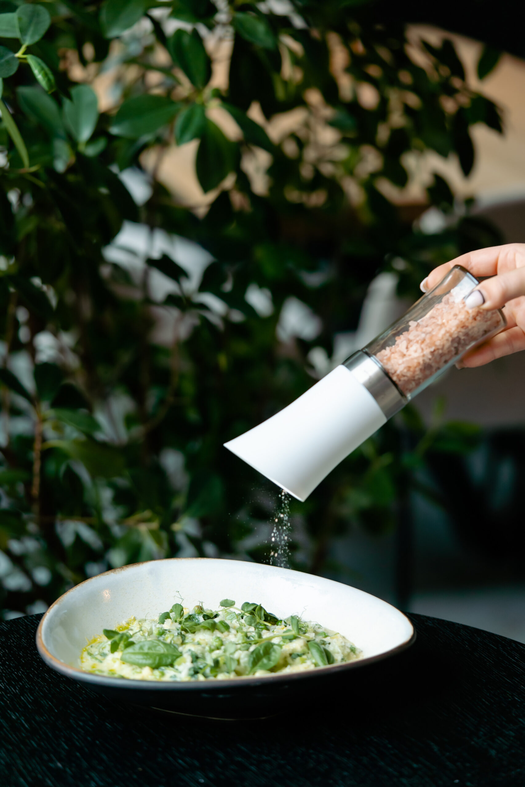 Grawitacyjny młynek do soli i pieprzu elektryczny biały LIVIO 8852 - Image 6